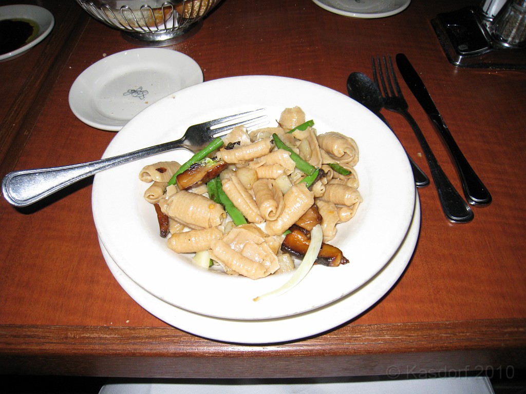 Las Vegas 2010 Marathon 105.JPG - Las Vegas 2010 - The Fire, Ice and Sweat tour. A Half Marathon, Valley of Fire, Buffets, Mt. Charleston, Red Rock Canyon and Casino's!